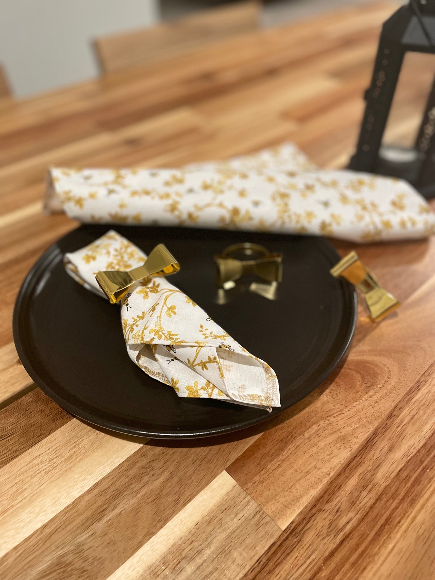 Bees On Vines Metallic Bees & Bloom Cloth Napkin